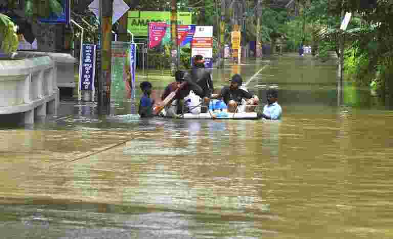 洪水蹂躏的喀拉拉邦等待全部中央援助包可能很长
