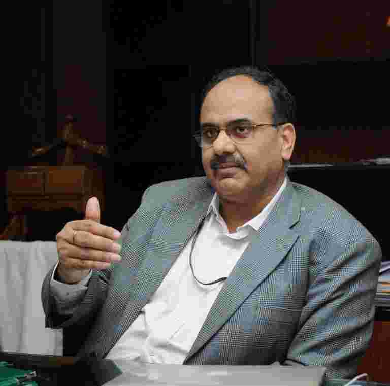Uidai Ceo Ajay Bhushan Pandey成功Hasmukh Adia担任税务局”