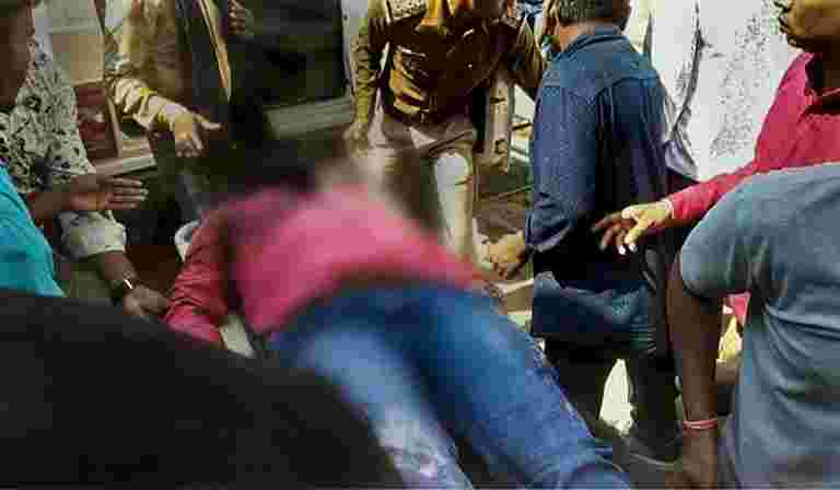 两名警察，DD摄影师在Chhattisgarh的纳克尔袭击中丧生