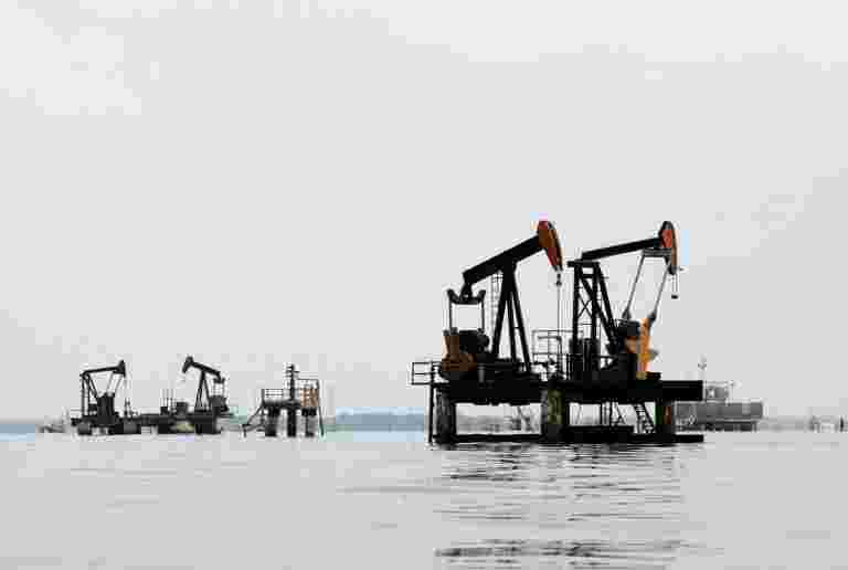石油收益作为中东海湾紧张局势耀斑，利比亚田间关闭”